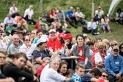 Besucherinnen und Besucher während der 1.-August-Feier im vergangenen Jahr auf der Rütliwiese. (Bild: Keystone/Alexandra Wey)