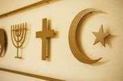 Die Symbole von Judentum, Christentum und Islam im Raum der Stille an der Universität Luzern. (Bild: PD)