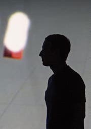 Schatten über Facebook: die Silhouette von Gründer Mark Zuckerberg. (Bild: David Paul Morris/Bloomberg (San Jose, 11. Oktober 2017))