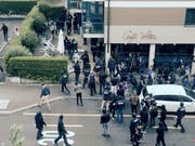 Zürcher Chaoten wüten nach der Partie FCL gegen FCZ am Pfingstmontag vor einem Café in der Luzerner Voltastrasse. Kurz darauf erfolgt der Angriff auf FCL-Supporter in der parallelen Eschenstrasse. (Bild: Leserbild)