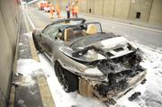 Das ausgebrannte Auto im Gotthard-Strassentunnel. (Bild: Kantonspolizei Uri)