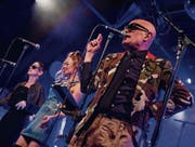 Ashley Slater mit weiblicher Verstärkung bei seiner zweistündigen Performance in der Schüür. (Bild: Philipp Schmidli (14. Oktober 2017))