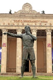 Tofik-Bachramow-Statue vor dem gleichnamigen Stadion in Baku: Sein rechter Zeigefinger zeigt symbolisch zur Mittellinie. (Bild: Getty/Lars Baron)