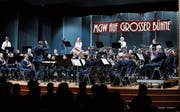 Wenn die Musikgesellschaft Walchwil ihr Jahreskonzert gibt, sind im Gemeindesaal nicht nur die Zuschauerränge sehr gut gefüllt. (Bild: Stefan Kaiser (Walchwil, 3. März 2018))