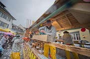 Fasnachtsumzug durch das Städtli Sursee. Auf dem Bild: Die Höckeler-Zunft Neuenkirch. (Bild: Pius Amrein (Sursee, 9. Februar 2016))