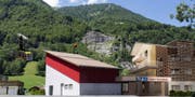 So soll die Talstation in Lungern aussehen, links im Bild eine Visualisierung der neuen Luftseilbahn, rechts neue Mietwohnungen. (Bild: PD)