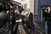 Rechtsanwalt Karl Tschopp steht den Medien nach einem Prozess Red und Antwort. (Bild: Corinne Glanzmann)