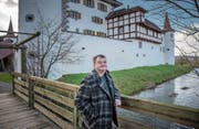 OK-Präsident Bruno Steffen vor dem Wasserschloss Wyher in Ettiswil, dem neuen Austragungsort des Festivals. (Bild: Pius Amrein (3. Januar 2018))