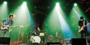 Energiegeladene Musik mit Andi Schnellmann (Bass, links), David Meier (Schlagzeug) und Manuel Troller (Gitarre), hier bei einem Auftritt am letzten Jazz Festival Willisau. (Bild: Dragan Tasic/PD)