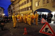 Der Chor Jodel AG besingt am "Chrööpfelimee" vor dem Rathauskeller in Zug ein Liebespaar. (Bild: Werner Schelbert)