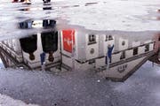 Das Gebäude des Luzerner Theaters – hier gespiegelt in einer Pfütze. (Archivbild Alexandra Wey/Neue LZ)