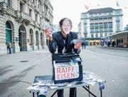 Ein Aktivist mit einer Pierin-Vincenz-Maske an einer Aktion zum Fall Vincenz auf dem Paradeplatz in Zürich. (Bild: Melanie Duchene/Keystone (Zürich, 15. März 2018))