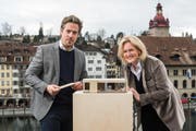 Intendant Benedikt von Peter und die neue Stiftungsratspräsidentin Birgit Aufterbeck Sieber mit der «Box», die neben der Jesuitenkirche gebaut wird. (Bild: Luzerner Theater / Ingo Höhn)