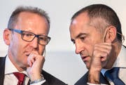 Silvio Napoli (rechts) Schindler CEO, und Erich Ammann, Schindler CFO, geben an der Bilanzmedienkonferenz in Luzern die Zahlen fürs 2014 bekannt. (Bild: Keystone)