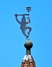 Von der Spitze des Schnetztors in Konstanz schaut der Blätzlebueb, den Eugen Hotz entworfen hat, über die Stadt. (Bild: Andreas Fässler / Neue ZZ)