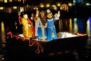 Bruder Fritschi und Gefolge besteigen um 23 Uhr vor der Jesuitenkirche Luzern ein Boot und verlassen Luzern und die Fasnacht. (Bild: Boris Bürgisser / Neue LZ)