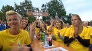 Fans aus Willisau machen Stimmung in Wynau. (Bild: Screenshot SRF)