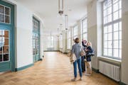 Die renovierten Räumlichkeiten werden genau unter die Lupe genommen. (Bild: Patrick Hürlimann (16. September 2017))
