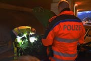 Es wird getestet, ob die Scheinwerfer am Auto richtig funktionieren. (Bild: Kantonspolizei Schwyz)
