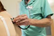 Ein Hausarzt untersucht eine Patientin. (Symbolbild) (Bild: Keystone)