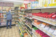 Blick in den Dorfladen von Greppen. (Bild: Boris Bürgisser, 17. Oktober 2017)
