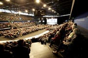 Während der Generalversammlung der Zuger Kantonalbank waren die Plätze in der Bossard Arena gut besetzt. (Bild: Zuger Kantonalbank / Bruno Arnold)