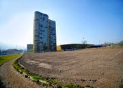 Der neue Trainingsplatz entsteht südöstlich der Swissporarena, vor den beiden Allmend-Hochhäusern. (Bild Corinne Glanzmann)
