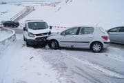 Frontalkollison auf der Aegeristrasse in Cham wegen Schneefalls. (Bild: PD)