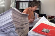 Anita Capek beim Bearbeiten von Prämienverbilligungsaufträgen. (Archivbild Esther Michel/Neue ZZ)