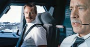 Realistische Schilderung aus dem Cockpit: Szene aus «Sully» mit Tom Hanks als Chesley Sullenberger (rechts) und Aaron Eckhart als Copilot Skiles. (Bild: Warner Bros.)