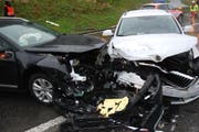 Die zwei total beschädigten Mietfahrzeuge auf der Brünigstrasse. (Bild: Kantonspolizei Obwalden)