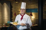 Gekonnt ist gekonnt: Andreas Stübi, Leiter Küche im Luzerner Seehotel Hermitage, mit seinen Fischknusperli. (Bild: Pius Amrein (28. Juli 2017))