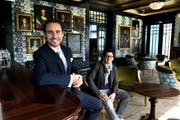 Hoteldirektor Gérard Olivier Kuhn (links) und Chefkoch Andreas Haseloh übernehmen das Zepter im Schlosshotel Gütsch in Luzern. (Bild: Nadia Schärli / Neue LZ)