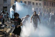 Die Polizei vertreibt Migranten mit Wasserwerfern von der Piazza dell’Indipendenza. (Bild: Angelo Carconi/EPA (Rom, 24. August 2017))