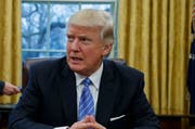 Soll laut einer Petition in der Schweiz ein Einreiseverbot erhalten: US-Präsident Donald Trump. (Bild: AP/Evan Vucci)