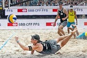 Einsatz total: Die Schweizer Nico Beeler (am Boden) und Alexei Strasser (hinten) im Spiel um Rang drei. (Bild: Pius Amrein / Neue LZ)