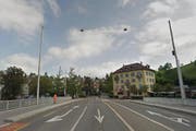 Im Bereich dieses Fussgängerstreifens wurde die Frau angefahren. (Bild: Google Streetview)