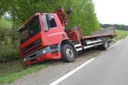 Der Lastwagen blieb im steilen Wiesland stecken. (Bild: Luzerner Polizei)