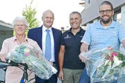 Die Gewinner Jan Bachmann (rechts) und Annemarie Scheidegger durften von Pius Achermann (2. von rechts) und Heinz Bossert ein E-Bike entgegennehmen. (Bild: pd)