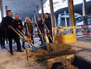 Versenken gemeinsam die Grundsteinkiste (von links): Tobias Achermann, René Hüsler, Christine Böckelmann, Simon Businger und Peter Hausherr. (Bild: Werner Schelbert (Rotkreuz, 22. Februar 2018))