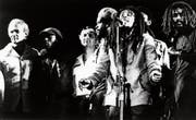 1976 in Kingston: Bob Marley mit den Politikern Michael Manley (links) und Edward Seaga (dritter von links). (Bild: Redferns/Getty)