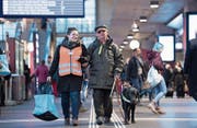 Bahnhofhelferin Katja Burch bringt Sepp Zimmermann zum richtigen Zug. (Bild:)