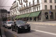 Die Autofahrer warteten in Leuchtwesten an der Unfallstelle. (Bild: Zéline Odermatt/ Neue Luzerner Zeitung)