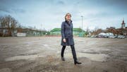 Die Surseer Stadträtin Heidi Schilliger auf dem brachliegenden Zirkusplatz. (Bild: Pius Amrein (28. März 2018))