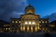 Das Bundeshaus im Abendlicht. (Bild: Peter Schneider/Keystone)