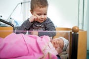Staunend blickt Gian-Marco auf seine Schwester Melina Lea, die am letzten Montag im Luzerner Kantonsspital das Licht der Welt erblickt hat. (Bild Philipp Schmidli)