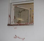 Blut überall: Blick ins Badezimmer der Villa in der Tatnacht. (Archivbild Geri Holdener / Bote der Urschweiz)