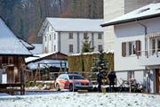 Während dieses Polizeieinsatzes in Malters verschanzte sich im Haus hinten eine 65-jährige Frau und nahm sich dann das Leben. (Bild: Pius Amrein (Malters, 9. März 2016))
