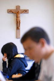 Wegen einer Äusserung im Religionsunterricht hängt in der Katholischen Kirche der Stadt Luzern der Haussegen schief (Symbolbild). (Bild: Keystone/Gaetan Bally)