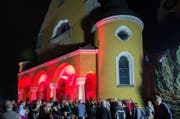 Eine Illumination der Kirche Gerliswil brachte die Zuschauer zum Staunen. (Bild: PD/Roberto Conciatori)